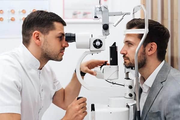 operation pkr ratee qui consulter docteur maxime delbarre chirurgien ophtalmologiste specialiste chirurgie refractive cataracte montpellier