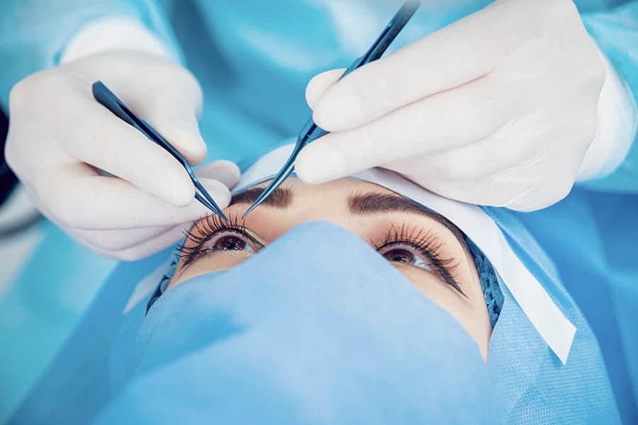 traitement laser yeux avantages risques docteur maxime delbarre chirurgien ophtalmologiste specialiste chirurgie refractive montpellier